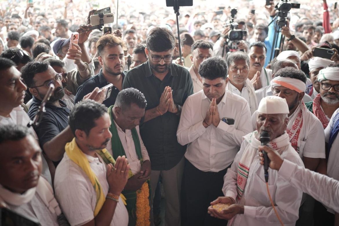 डेडियापाडा में दिखा आदिवासी समाज का शक्ति प्रदर्शन: विधायक चैतर वसावा पर 'फर्जी केस' को लेकर भाजपा के खिलाफ