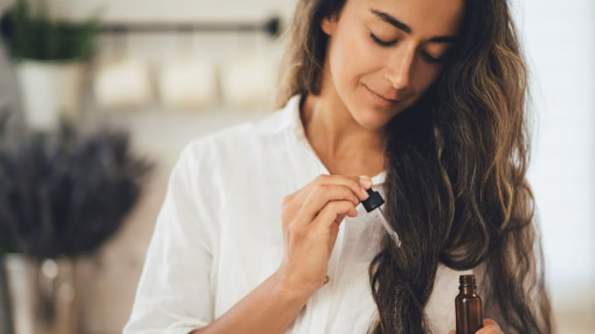 Hair Oiling Benefits: भारतीय परंपरा से मॉडर्न हेयरकेयर का जरूरी हिस्सा बनी हेयर ऑइलिंग, एक्सपर्ट से जानिए बालों में तेल लगाने के वैज्ञानिक फायदे