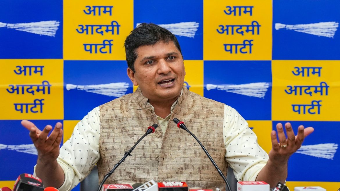 दिल्ली में पहली बारिश ने खोली पोल: GK-1 में गड्ढे में फंसा DJB का टैंकर, सौरभ भारद्वाज का BJP सरकार पर बड़ा हमला