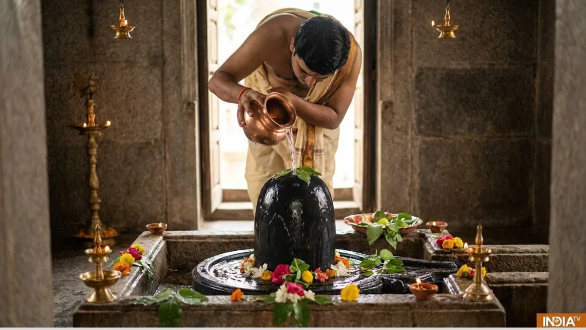 शिवलिंग पर किस धातु के लोटे से जल चढ़ाना सबसे शुभ होता है? जानें जलाभिषेक के सही नियम