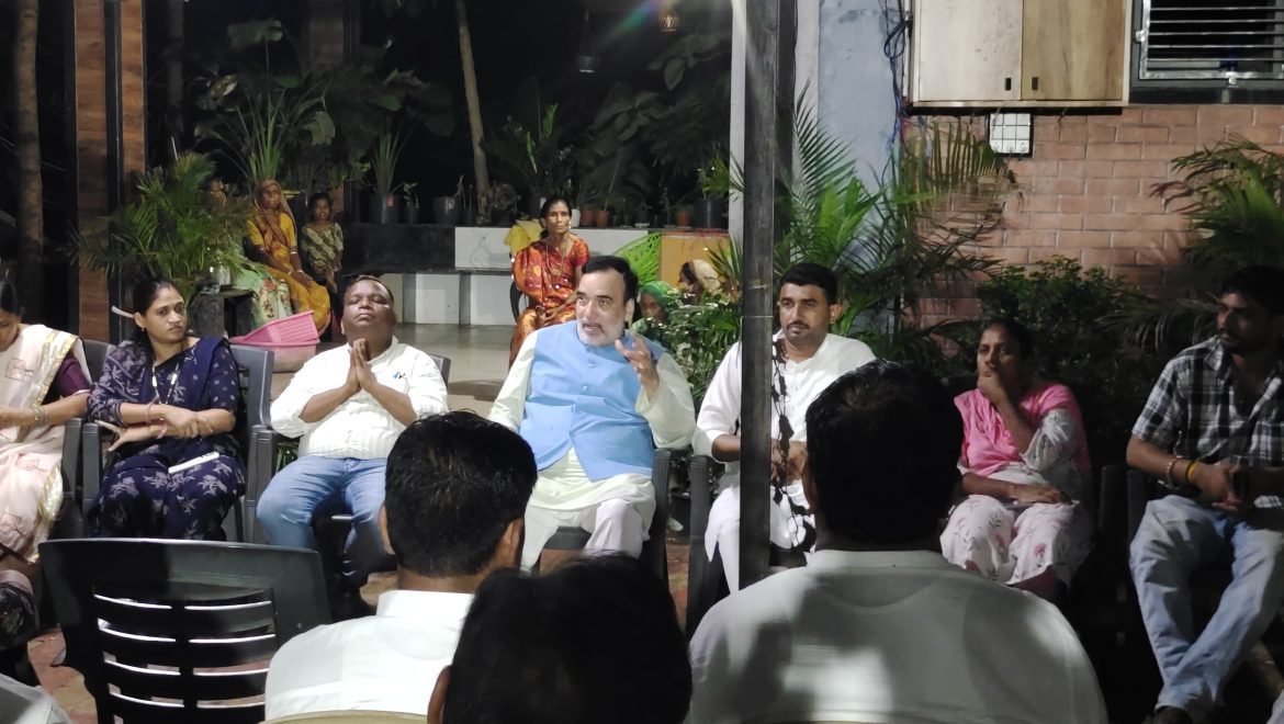 चेतर वसावा के परिवार से मिले AAP नेता गोपाल राय, विधानसभा पदाधिकारियों के साथ की बैठक
