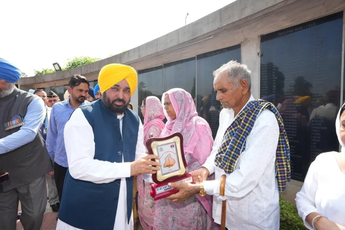 मुख्यमंत्री भगवंत सिंह मान ने कारगिल युद्ध के शहीदों को श्रद्धांजलि अर्पित की