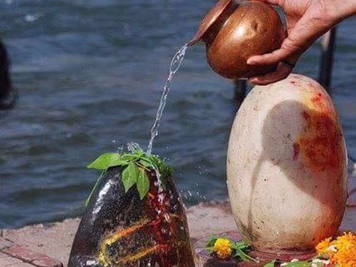 जलाभिषेक और रुद्राभिषेक में क्या है अंतर? सावन के आखिरी सोमवार पर जानें पूजा की सही विधि