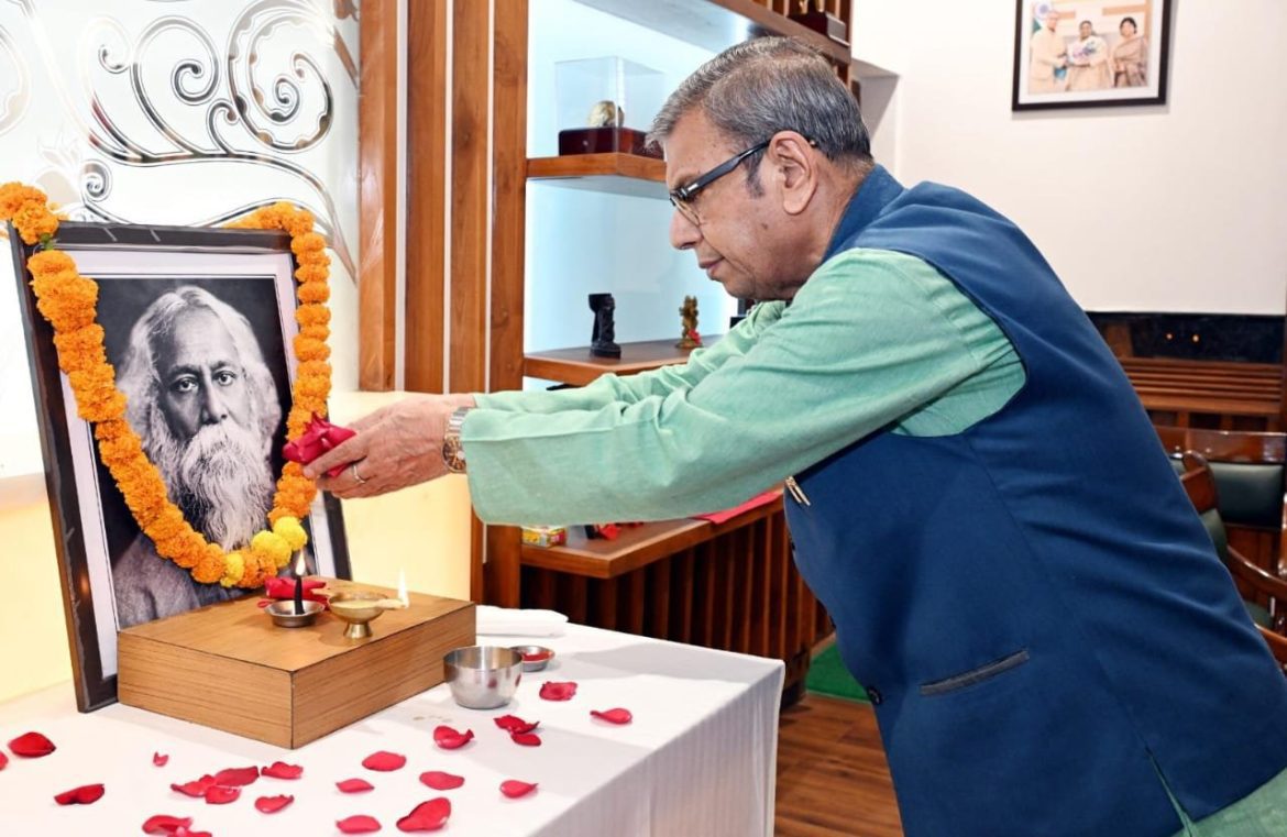 राज्यपाल प्रो. असीम कुमार घोष ने रवींद्रनाथ टैगोर की पुण्यतिथि पर दी श्रद्धांजलि, लोक भवन में अर्पित किए पुष्प
