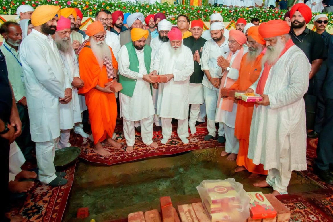 Punjab News: CM भगवंत मान ने डेरा सचखंड बल्लां में ₹24.55 करोड़ के श्री गुरु रविदास जी बाणी अध्ययन सेंटर का रखा नींव पत्थर