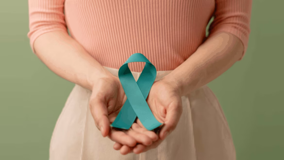 सर्वाइकल कैंसर के ये संकेत न करें नजरअंदाज, HPV संक्रमण से बढ़ता है खतरा; जानें बचाव के तरीके