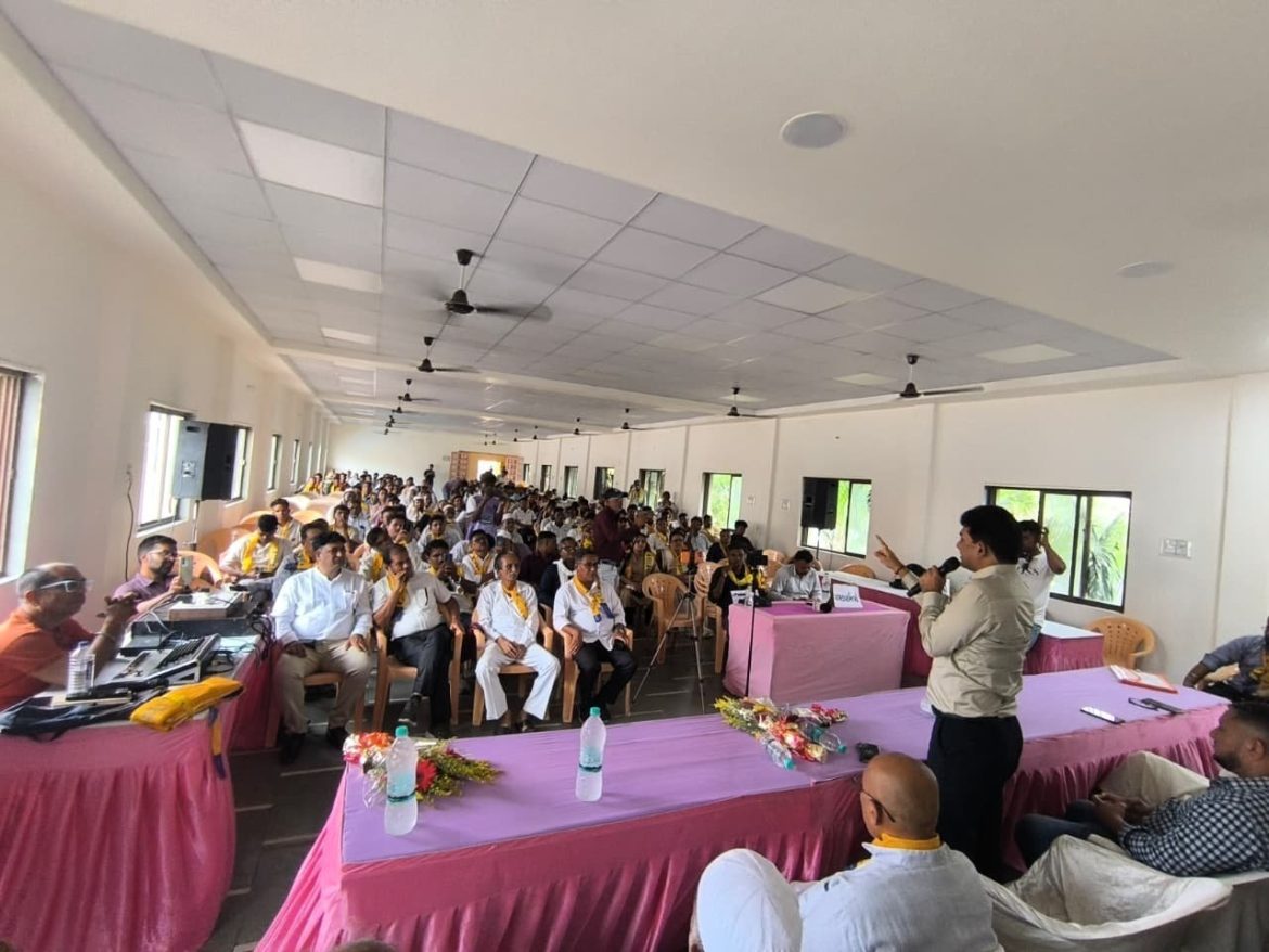 गुजरात में हाईटेंशन लाइन विवाद पर AAP का आंदोलन, इशुदान गढ़वी बोले- किसानों को 4 गुना मुआवजा मिले