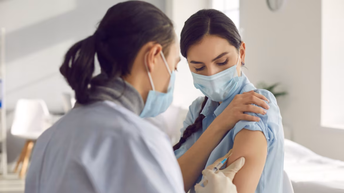 दिल्ली में H1N1 का कहर! एक साल में करीब 6 गुना बढ़े मामले, जानें अभी फ्लू वैक्सीन लगवानी चाहिए या नहीं