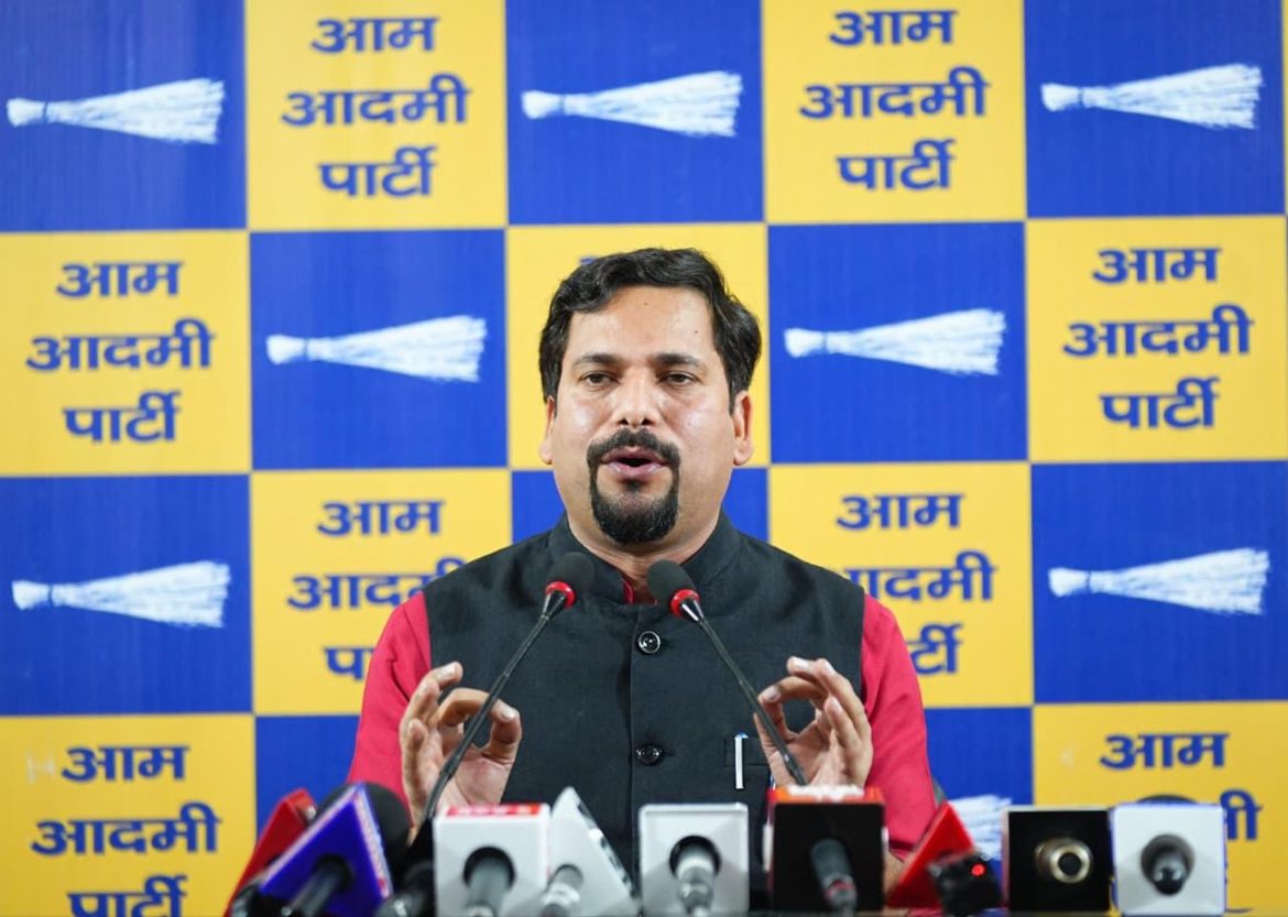 दिल्ली के सरकारी अस्पतालों में दवाइयों की कमी का AAP ने लगाया आरोप, BJP सरकार पर भ्रष्टाचार को लेकर साधा निशाना