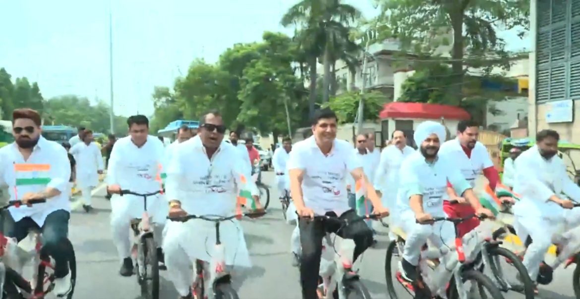 Delhi Bicycle Scam: ₹6,957 की सरकारी साइकिल लेकर विधानसभा पहुंचे AAP विधायक, ₹4,200 कीमत पर उठाए सवाल
