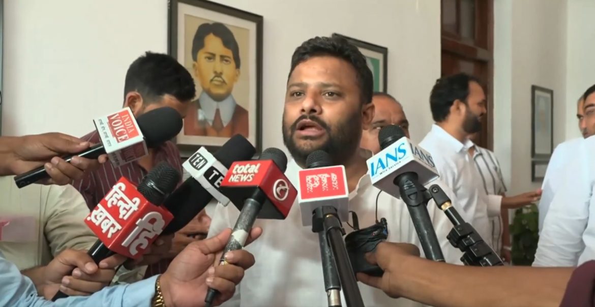 दिल्ली में ‘दवा और साइकिल घोटाले’ को लेकर BJP पर कुलदीप कुमार का हमला, बोले- मुद्दे उठाने पर AAP विधायकों को कराया मार्शल आउट