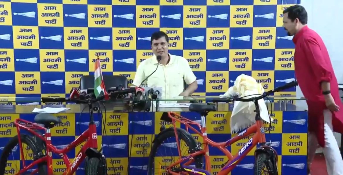 Delhi Bicycle Scam: सौरभ भारद्वाज का रेखा गुप्ता सरकार पर बड़ा आरोप, 1.30 लाख साइकिलों की खरीद में ₹90 करोड़ के घोटाले का दावा