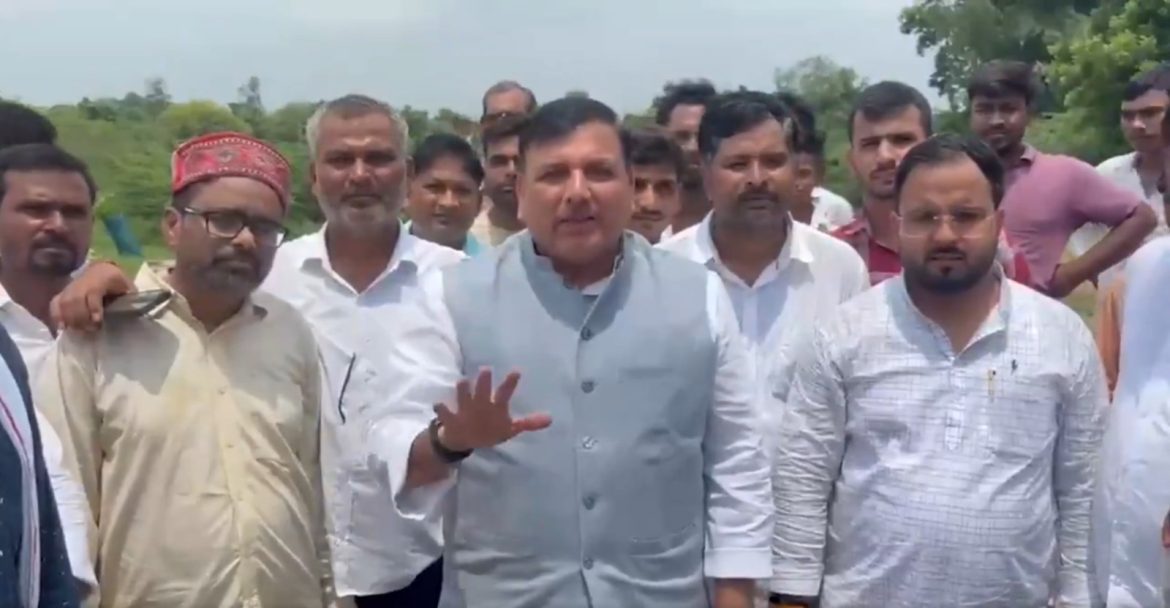 सुल्तानपुर के स्कूल की बदहाली पर संजय सिंह का योगी सरकार पर हमला, बोले- ‘बच्चों का भविष्य भी ताले में बंद’