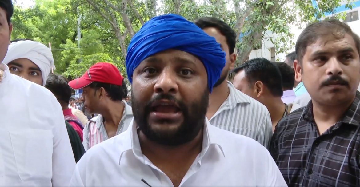 सफाई कर्मचारी के न्याय के लिए AAP का धरना, 28 घंटे बाद भी सरकार से नहीं मिला आश्वासन