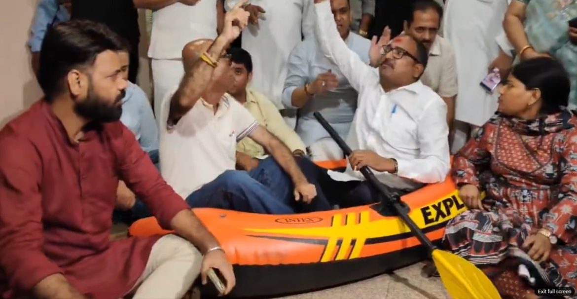 दिल्ली में कूड़े और जलभराव पर AAP का अनोखा प्रदर्शन, नाव लेकर MCD सदन पहुंचे अंकुश नारंग