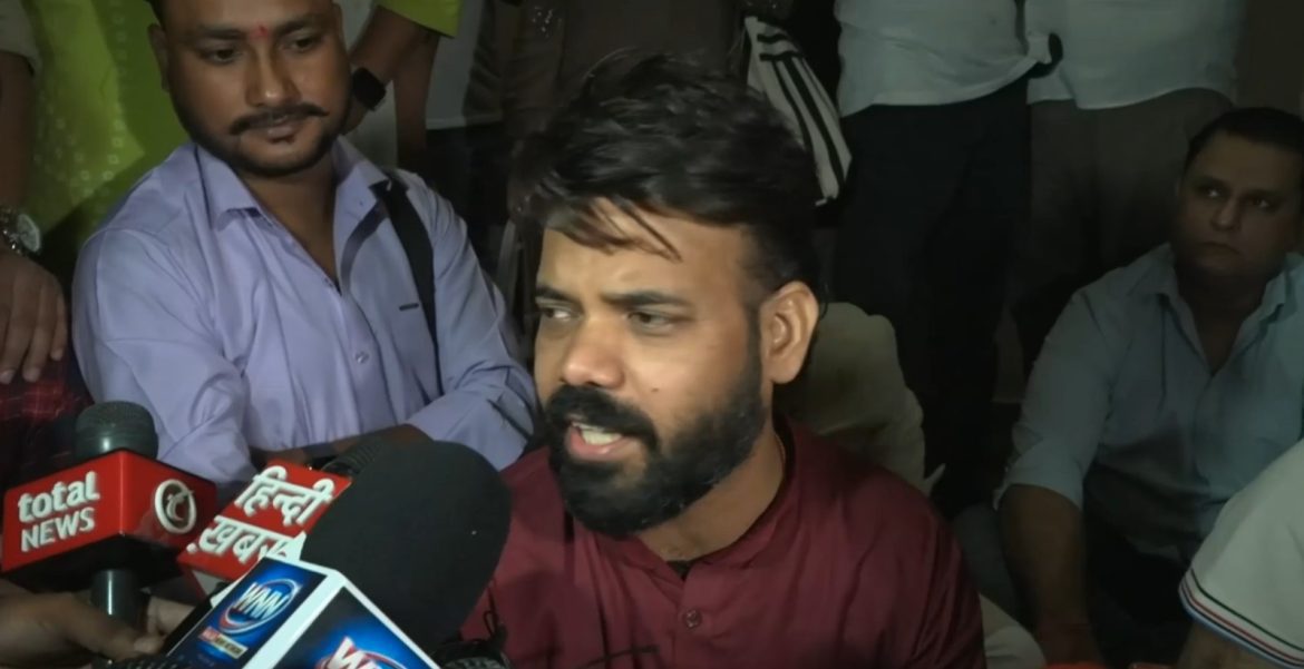 दिल्ली में जलभराव और कूड़े को लेकर AAP का हमला, प्रवीण बोले- डेढ़ साल में रेखा गुप्ता सरकार ने दिल्ली को ‘नर्क’ बना दिया