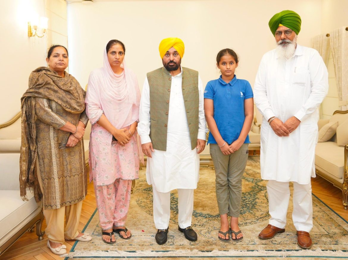 CM भगवंत मान ने कबड्डी खिलाड़ी गुरजीत सिंह तूत के परिवार से की मुलाकात, गांव में बनेगा भव्य खेल स्टेडियम