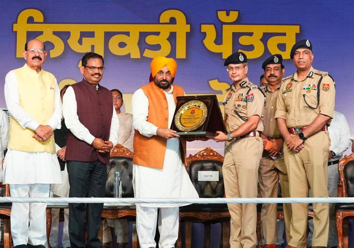 पंजाब के 1,746 और युवाओं को पुलिस में मिली सरकारी नौकरी, मुख्यमंत्री भगवंत सिंह मान ने सौंपे नियुक्ति पत्र