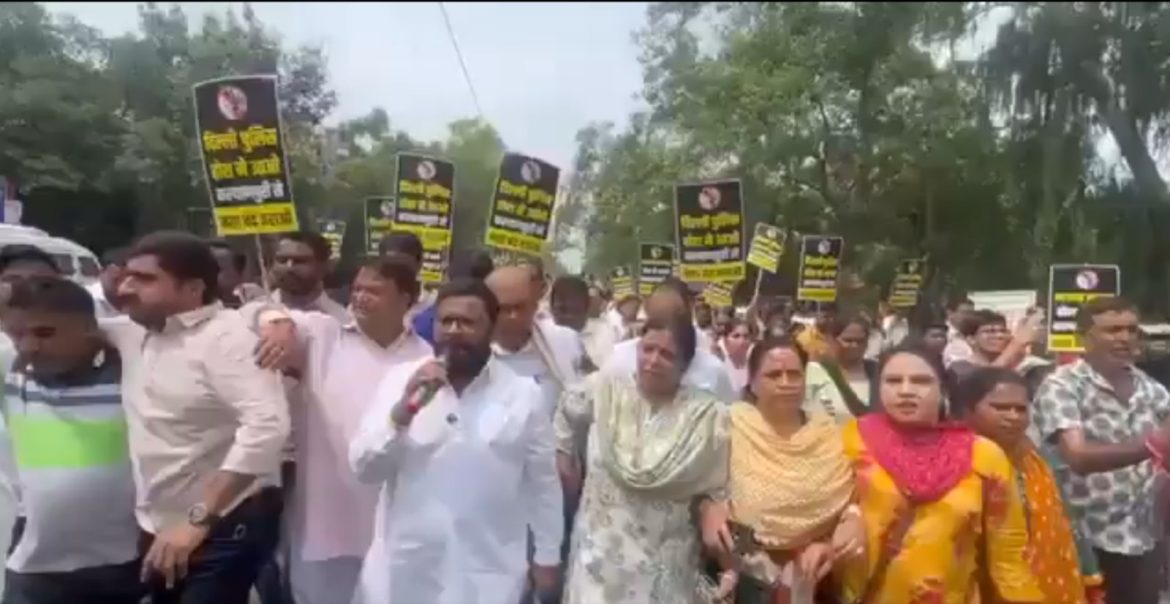 दिल्ली में नशे के खिलाफ AAP का प्रदर्शन, विधायक कुलदीप कुमार ने BJP सरकार से सख्त कार्रवाई की मांग की