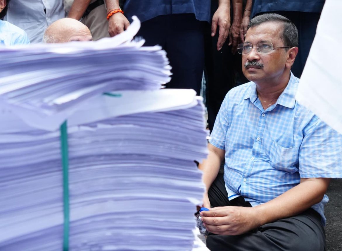 E20 विवाद: अरविंद केजरीवाल का दावा- 2 लाख से अधिक लोगों की याचिका लेकर पहुंचे, पुलिस ने पीएम मोदी से मिलने से रोका