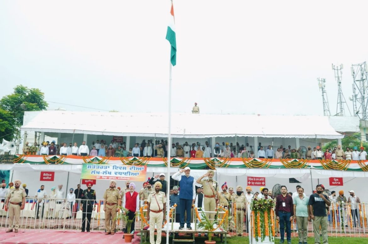 80वें स्वतंत्रता दिवस पर मालेरकोटला में बलबीर सिंह ने फहराया तिरंगा, शहीदों को किया नम