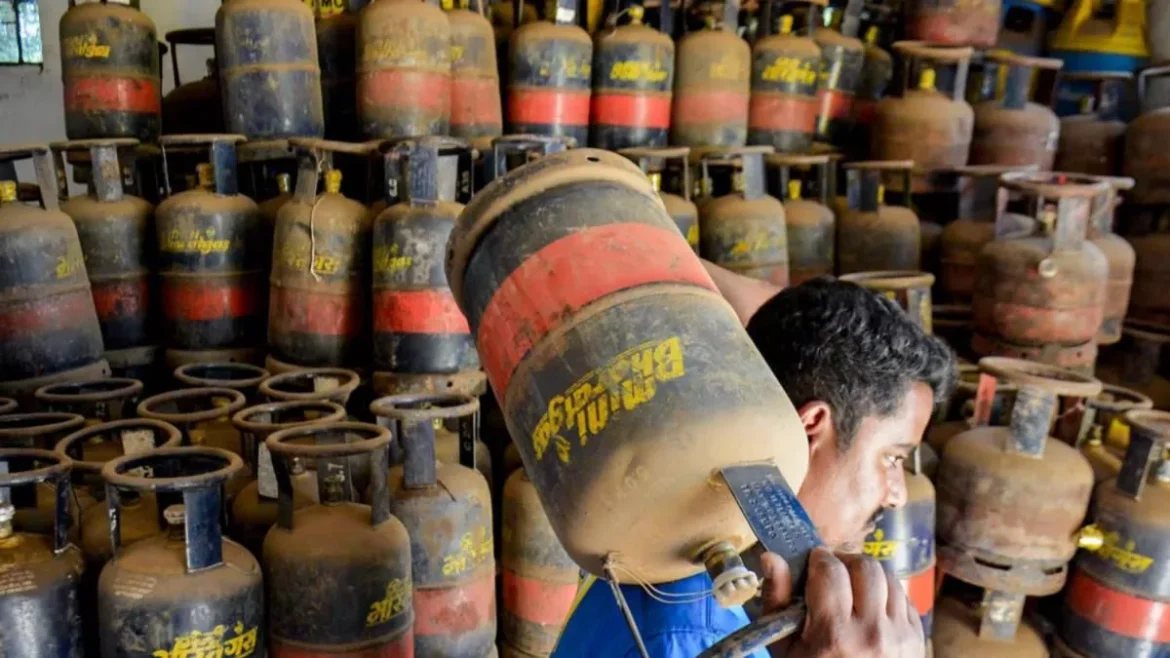 Commercial LPG Price Cut: कमर्शियल गैस सिलेंडर हुआ 200 रुपये से ज्यादा सस्ता, जानिए अपने शहर में नई दरें