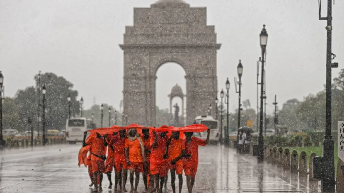 Weather Update: दिल्ली समेत कई राज्यों में भारी बारिश का अलर्ट, केरल में रेड अलर्ट और बाढ़ जैसे हालात
