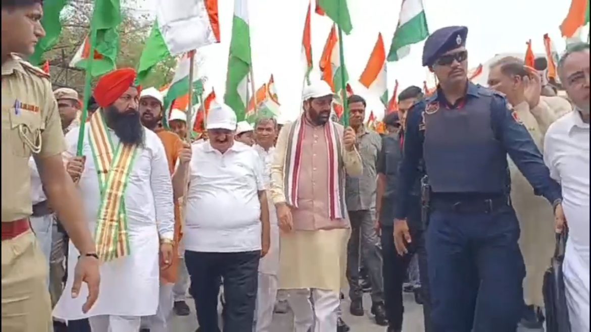 कुरुक्षेत्र में CM नायब सिंह सैनी की अगुवाई में तिरंगा यात्रा, हजारों लोगों ने हाथों में थामा राष्ट्रीय ध्वज