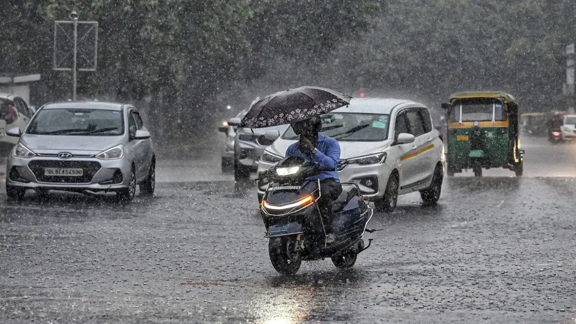 देशभर में मानसून का कहर! 16 राज्यों में भारी बारिश का अलर्ट, नदियां उफान पर और पहाड़ों पर लैंडस्लाइड