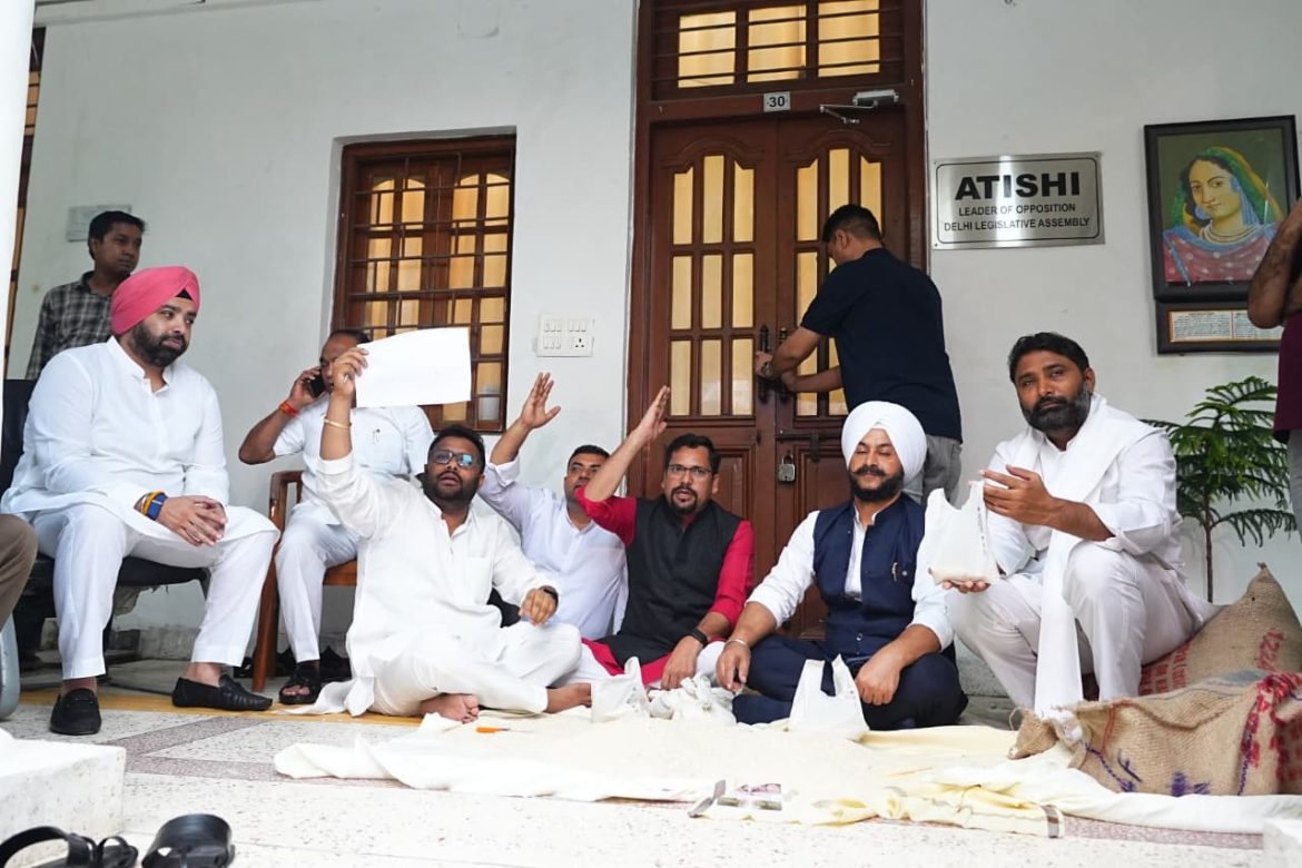 ‘गरीबों का चावल कहां गया?’ AAP विधायकों का दिल्ली विधानसभा में प्रदर्शन, BJP सरकार पर लगाया ‘राइस स्कैम’ का आरोप