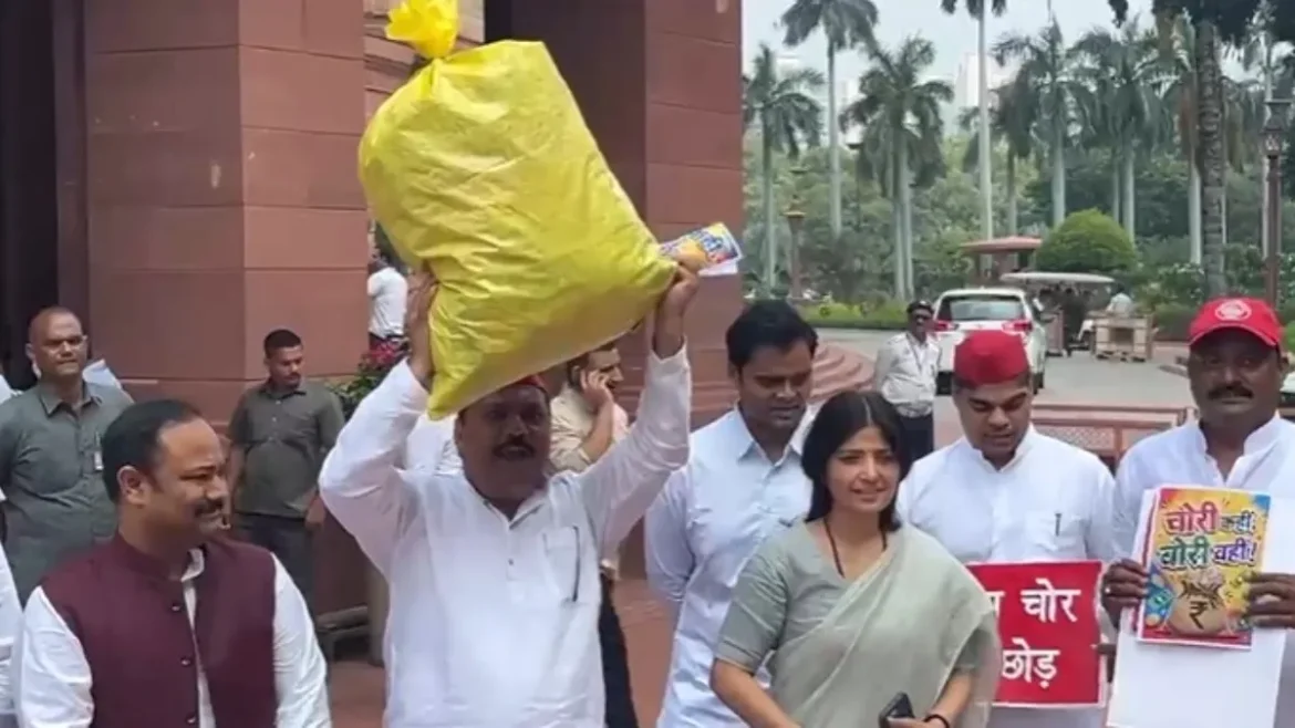 राम मंदिर चढ़ावे पर सपा का प्रदर्शन खत्म होने की ओर, संसद में बोरी भरकर लाई ₹1.57 लाख की रकम