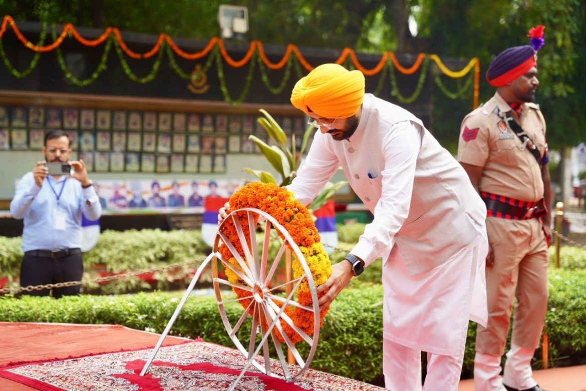 80वें स्वतंत्रता दिवस पर संगरूर में तरुणप्रीत सिंह सौंद ने फहराया तिरंगा, शहीदों को दी श्रद्धांजलि