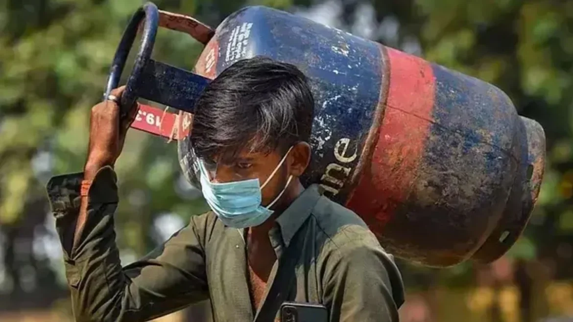 LPG Price Cut: कमर्शियल गैस सिलेंडर हुआ सस्ता, दिल्ली में 202 और कोलकाता में 209 रुपये की बड़ी कटौती