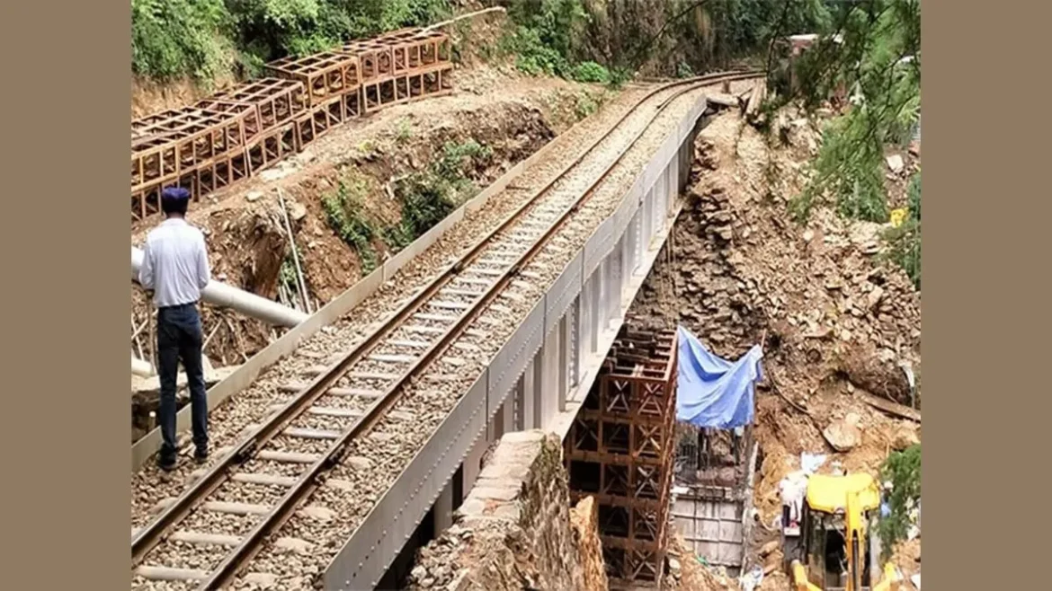 हिमाचल में बारिश से कालका-शिमला रेलवे ट्रैक पर भूस्खलन, 10 ट्रेनें रद्द; 400 से ज्यादा यात्री सुरक्षित
