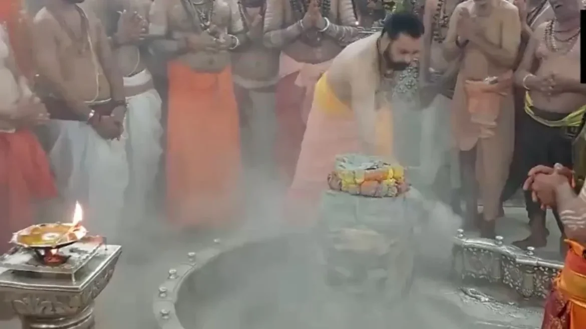 सावन के पहले सोमवार पर शिवालयों में उमड़ा आस्था का सैलाब, महाकाल से काशी विश्वनाथ तक गूंजे हर-हर महादेव के जयकारे