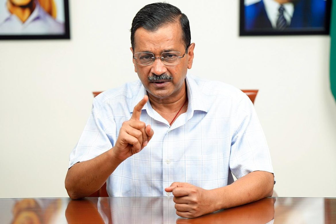 दिल्ली में छात्राओं की साइकिलों पर AAP का BJP पर हमला, ‘एक महीने में ही टूटने लगीं’