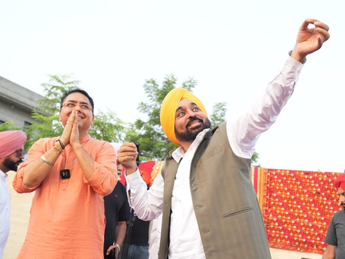 संगरूर के शेरों गांव में CM भगवंत मान की लोक मिलणी, पंचायत को ₹88 लाख की ग्रांट; अमन अरोड़ा रहे मौजूद