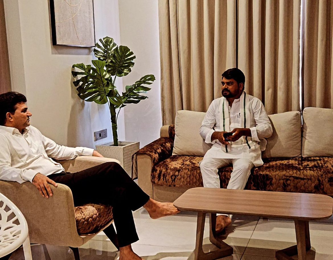 गुजरात में सूखा घोषित करने की मांग, इसुदान गढ़वी और गोपाल इटालिया ने चैतनर वसावा से की मुलाकात