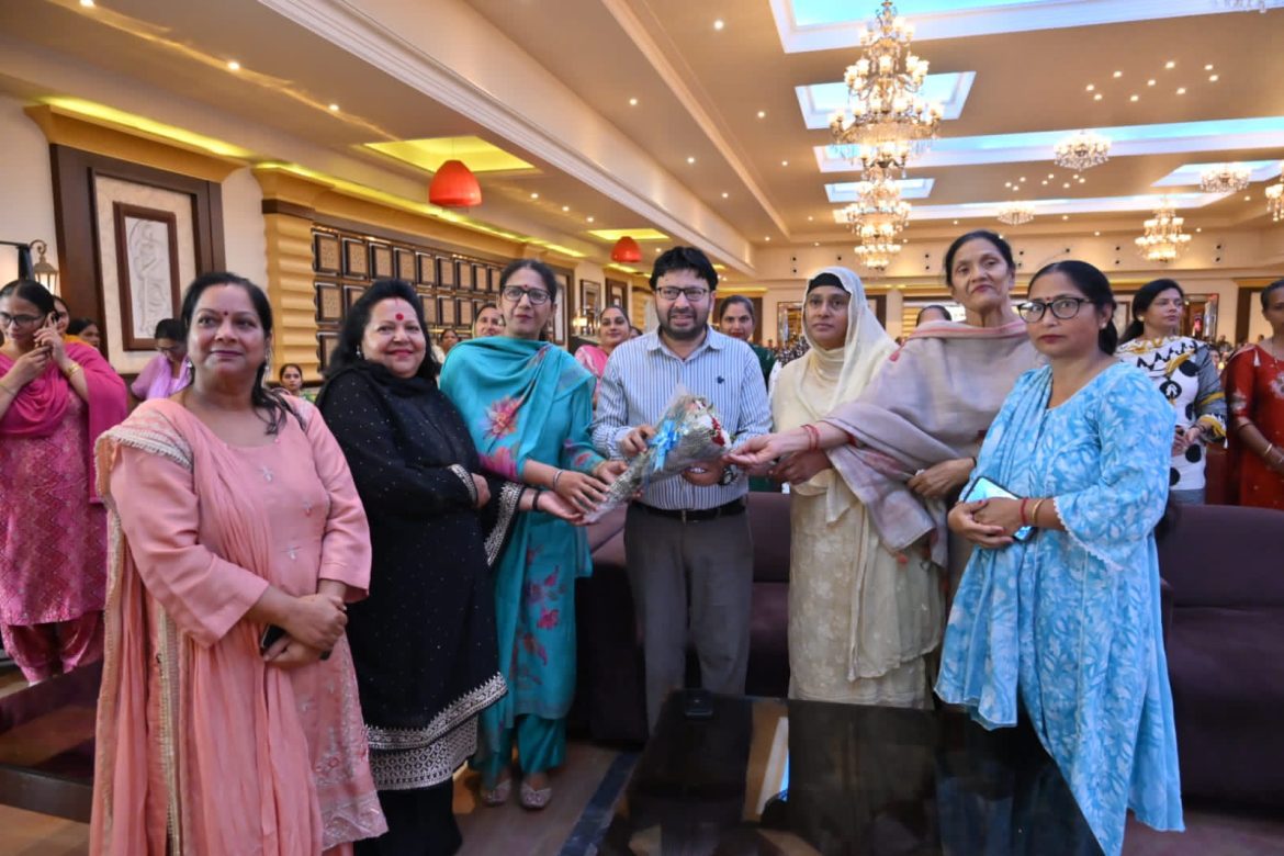 मइया-बेटियां सम्मान योजना को सफल बनाने वाली 'सखियों' का सम्मान, मंत्री रवजोत सिंह ने जताया आभार