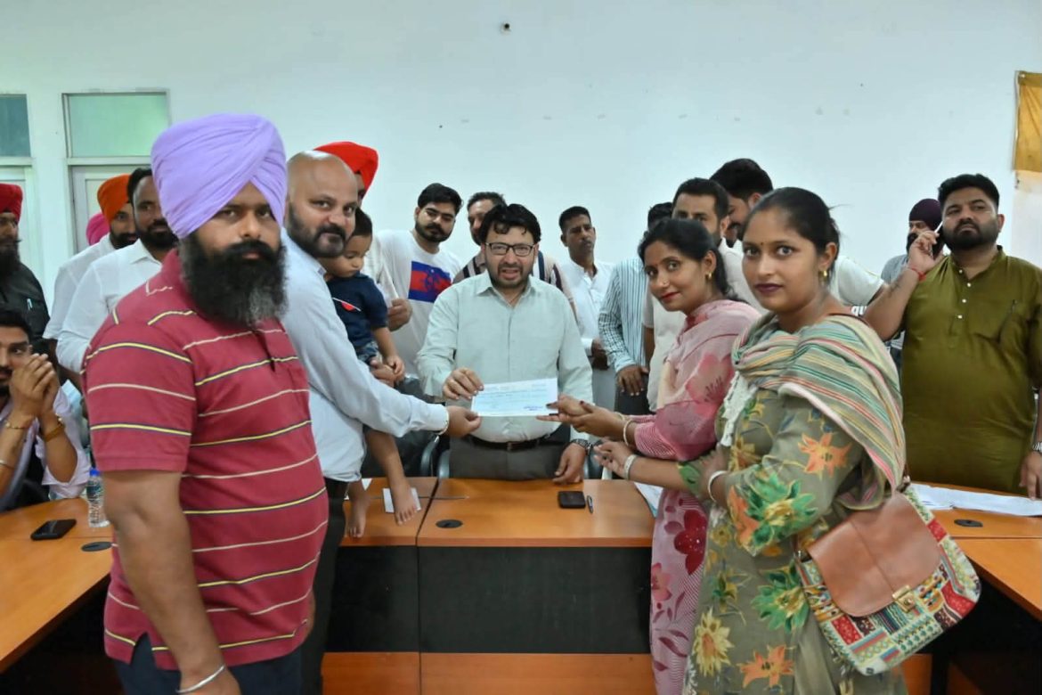 चौरासी के गांवों के विकास के लिए 9 करोड़ रुपये, मंत्री रवजोत सिंह ने पंचायतों को बांटे चेक