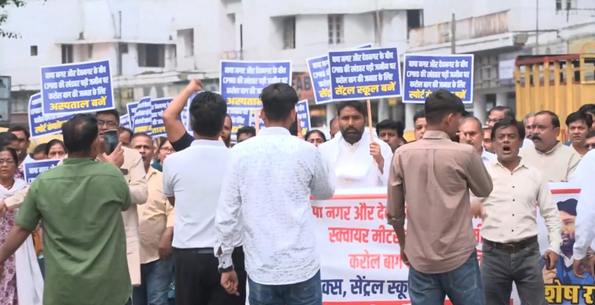 करोल बाग में जनसुविधाओं की मांग को लेकर प्रदर्शन, विधायक विशेष रवि के नेतृत्व में लोगों ने उठाई आवाज