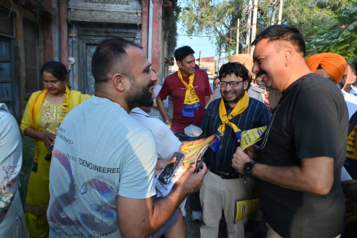 Sham Chaurasi Door-to-Door Campaign: रवजोत ने घर-घर पहुंचकर लोगों को बताई मान सरकार की योजनाओं की जानकारी