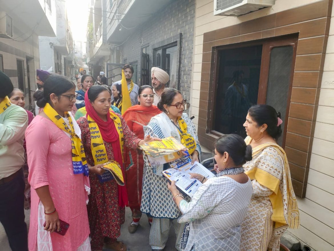 अमृतसर ईस्ट में AAP का डोर-टू-डोर अभियान, विधायक जीवन ज्योत कौर ने घर-घर पहुंचकर बताईं मान सरकार की योजनाएं