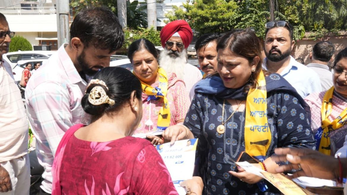 राजपुरा में AAP का डोर-टू-डोर अभियान, विधायक नीना मित्तल ने मान सरकार की योजनाओं के फायदे बताए