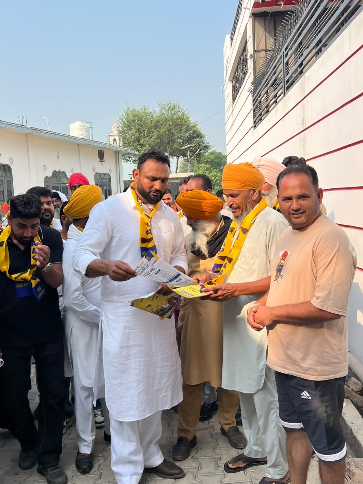 शाहकोट में घर-घर पहुंचे पाला जलालपुर, AAP सरकार की योजनाओं से मिले लाभ पर लोगों से की चर्चा
