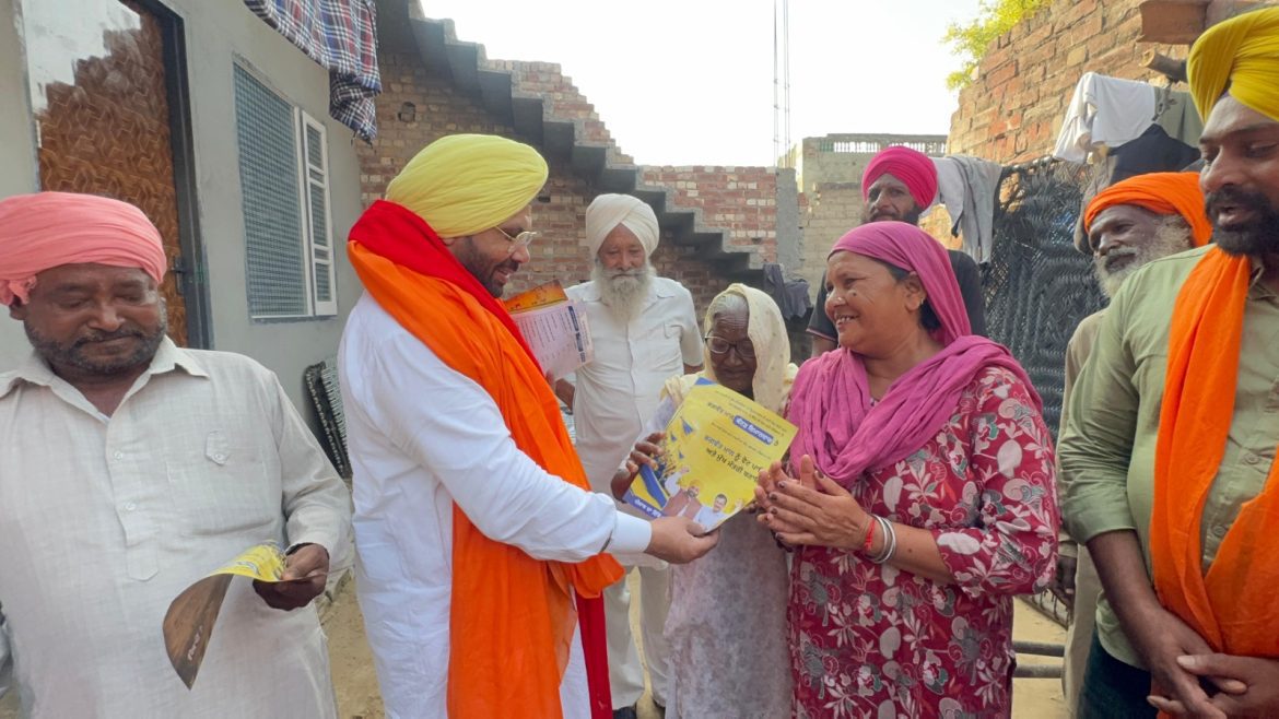 जंडियाला गुरु में हरभजन सिंह ईटीओ का डोर-टू-डोर अभियान, लोगों से सरकार की योजनाओं पर लिया फीडबैक