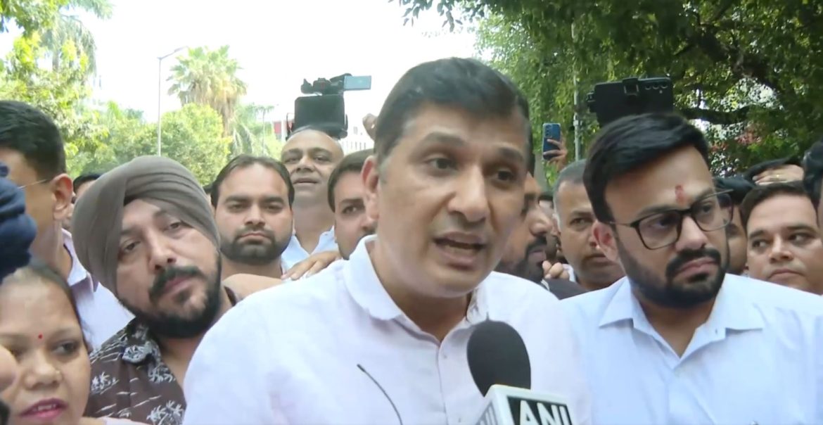 सौरभ भारद्वाज का दिल्ली पुलिस पर गंभीर आरोप, बोले- महिलाओं से बदसलूकी और मेरा गला दबाने की कोशिश