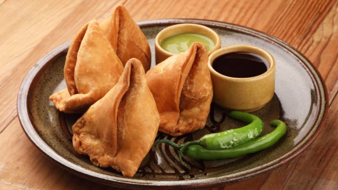 भारत का पसंदीदा समोसा असल में कहां से आया? जानिए इसकी सदियों पुरानी दिलचस्प कहानी