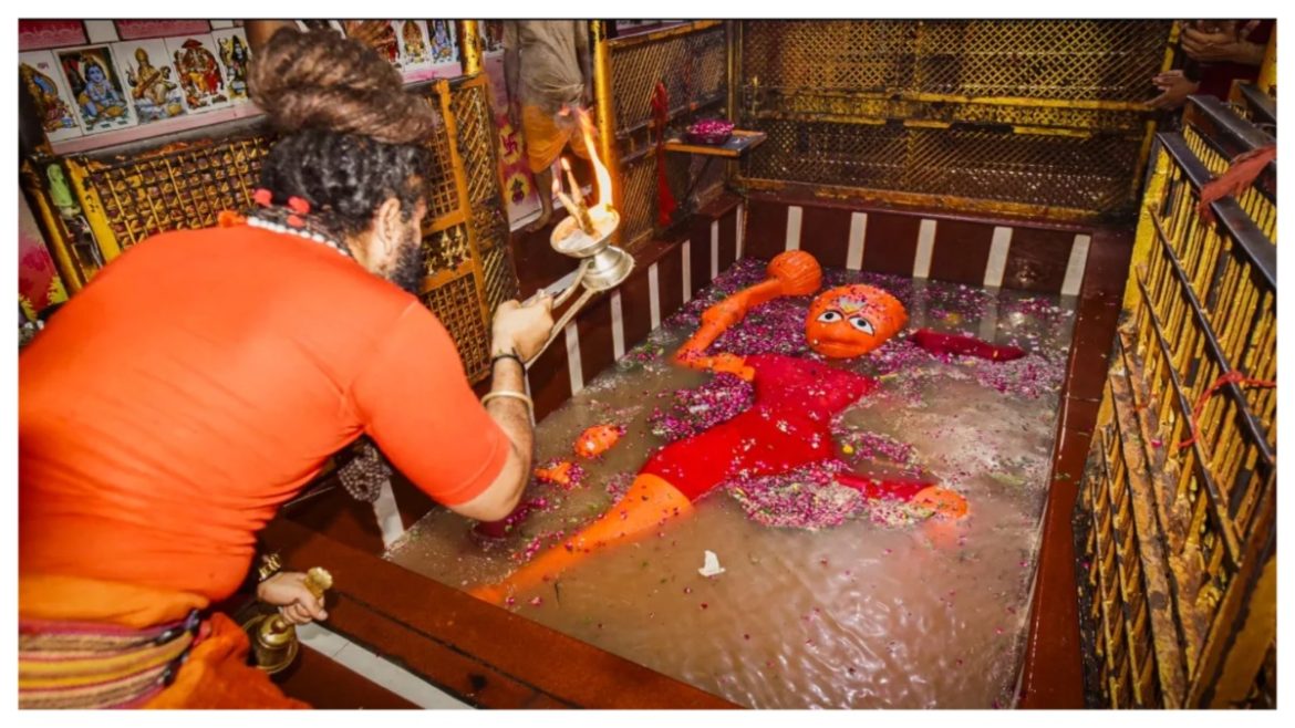 प्रयागराज के लेटे हुए हनुमान जी मंदिर का रहस्य, 20 फीट लंबी प्रतिमा और गंगा से जुड़ी मान्यता जानें