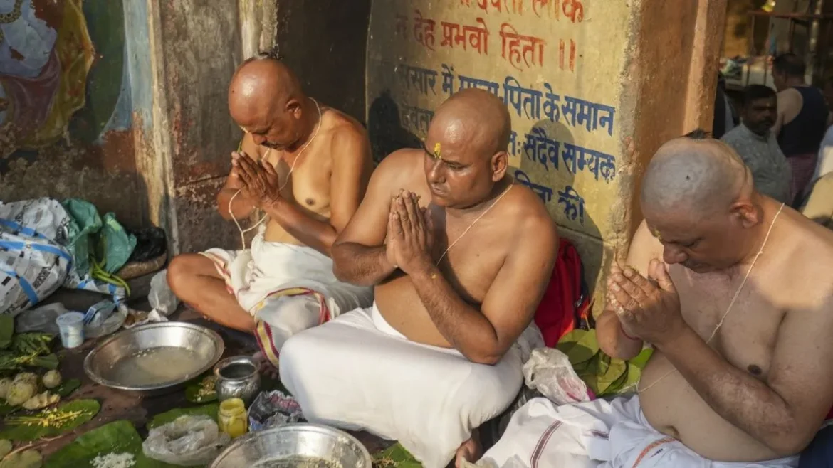 Pitru Dosha: पितृदोष कब लगता है? जानें कुंडली के संकेत, जीवन पर प्रभाव और धार्मिक उपाय